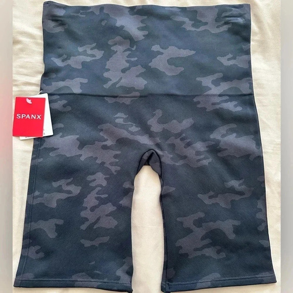 Spanx Black Gray Camouflage Look At Me Now Bike Shorts Size Medium - NWT - Picture 2 of 5